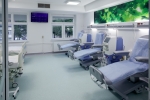 Sala szpitalna z ustawionymi kilkoma łóżkami do dializ