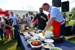 Podczas pokazu specjalnego: mistrz kuchni Michał Molęda (z mikrofonem) i wicemarszałek Kapusta przyrządzają zupę rybną