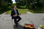 Wicemarszałek Grzegorz Kapusta prezentuje józefowskie jabłka