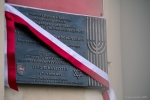 Tablica pamięci wisząca na ścianie Urzędu Miasta Lublin z przewieszoną biało-czerwoną wstęga