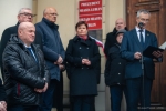 Marszałek Jarosław Stawiarski w towarzystwie Prezydenta Miasta Lublina i kilku innych osób, stoi na schodach przed Urzędem Miasta Lublin