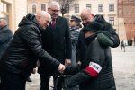 Marszałek Jarosław Stawiarski podaje rękę starszej kobiecie, żołnierce AK, która przyszła na uroczystość odsłonięcia tablicy.
