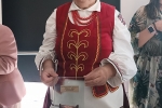 kobieta w stroju ludowym trzymająca nagrodę Perła 2023