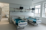 Sala szpitalna i dwa łóżka ustawione obok siebie