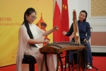 Kobiety w chińskich strojach ludowych  grają na tradycyjnych instrumentach