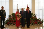 Wicemarszałek Zbigniew Wojciechowski stoi w towarzystwie JE Ambasadora Sun Linjiang i jego Małżonki