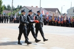Strażacy z flagą Polski