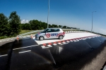 Samochód na płycie poślizgowej Ośrodka Doskonalenia Techniki Jazdy w Lublinie