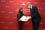 Dyplom za zajęcie III miejsca dla Małgorzaty Uniłowskiej wręcza czlonek zarządu Sebastian Trojak
