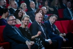Widok na pierwszy rząd widowni na którym siedzi marszałek, wicemarszałek i dwoje posłów na Sejm RP