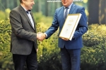 Andrzej Teleon odbiera pamiątkowy dyplom gratulacje od dyrektora Departamentu Środowiska i Zasobów Naturalnych  UMWL, Janusza Bodziackiego