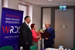 Wręczenie kwiatów Panu Andrzejowi Rylowi przez członków Rady