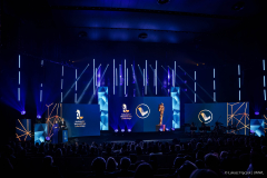 Zdjęcie ukazujące scenę podczas Gali. Przed nią, widać głowy bardzo licznej widowni. Cała scena otoczona jest klimatycznym oświetleniem.