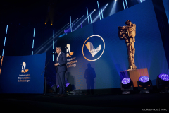 Radosław Piesiewicz przemawiający ze sceny podczas Gali.