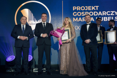 Do wspólnego zdjęcia ustawili się: Wicemarszałek Wojciechowski, Członek Zarządu Szewczak oraz