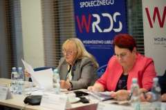 Przemawiający Dariusz Jodłowski podczas posiedzenia Plenarnego WRDS WL oraz biorąca udział w dyskusji Mirosława Gałan