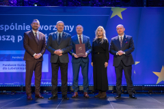 od lewej wicemarszałek Marek Wojciechowski, marszałek Jarosław Stawiarski , nagrodzeni, wicemarszałek Piotr Breś 