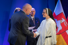 marszałek Jarosław Stawiarski składa gratulacje  