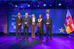 od lewej wicemarszałek Marek Wojciechowski, marszałek Jarosław Stawiarski, nagrodzeni, wicemarszałek Piotr  Breś 