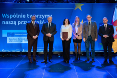 od lewej wicemarszałek Marek Wojciechowski, marszałek Jarosław Stawiarski, nagrodzeni, wicemarszałek Piotr  Breś 