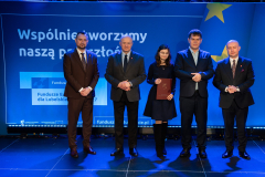 od lewej wicemarszałek Marek Wojciechowski, marszałek Jarosław Stawiarski, nagrodzeni, wicemarszałek Piotr  Breś 