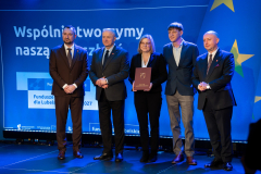 od lewej wicemarszałek Marek Wojciechowski, marszałek Jarosław Stawiarski, nagrodzeni, wicemarszałek Piotr  Breś 