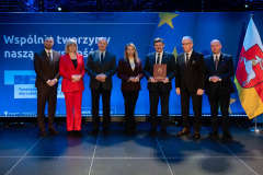 od lewej wicemarszałek Marek Wojciechowski,  Radna Renata Bielecka, marszałek Jarosław Stawiarski, posłanka Magdalena Filipek-Sobczak, nagrodzeni, wicemarszałek Piotr  Breś 