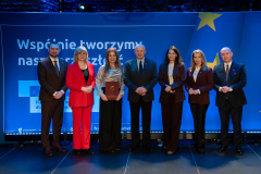 od lewej wicemarszałek Marek Wojciechowski,  Radna Renata Bielecka, narodzeni, marszałek Jarosław Stawiarski,  posłanka Magdalena Filipek-Sobczak, wicemarszałek Piotr Breś 