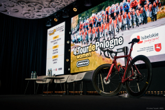 scena w tle zdjęcie z napisem 4. Tour de Pologne
