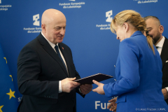 Jarosław Stawiarski Marszałek Województwa Lubelskiego wręcza umowę beneficjentce