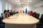 Uczestnicy spotkania Z Ambasadorem Francji w Polsce. Po prawej stronie stołu siedzą odpowiednio tłumacz, Ambasador Francji, Jego Ekscelencja Etienne de Poncins oraz attaché ds. nauki i współpracy uniwersyteckiej, Pan Jean-Luc Schneider. Po lewej stronie siedzi 7 przedstawicieli Urzędu Marszałkowskiego na czele z Wicemarszałkiem Panem Zbigniewem Wojciechowski i Członkiem Zarządu Panem Bartłomiejem Bałabanem.