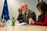 zdjęcie przedstawicieli delegacji Ambasady Francji w Polsce: tłumacza, Ambasadora Etienne de Poncins oraz oraz attaché ds. nauki i współpracy uniwersyteckiej Jean-Luc Schneider
