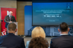 Marszałek Jarosław Stawiarski podczas wręczenia umów o dofinansowanie inwestycji z zakresu gospodarki wodno-ściekowej