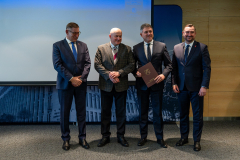 Przedstawiciele samorządu województwa lubelskiego pozują do zdjęcia z jednym z beneficjentów