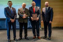 Przedstawiciele samorządu województwa lubelskiego pozują do zdjęcia z jednym z beneficjentów