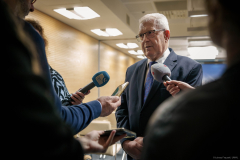 Piotr Matej dyrektor Wojewódzkiego Szpitala Specjalistycznego im. Stefana Kardynała Wyszyńskiego w Lublinie udzielający odpowiedzi dla dziennikarzy. Przystawione ma do twarzy dwa mikrofony oraz dwa telefony nagrywające wypowiedź.