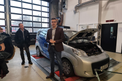 zdjęcie przedstawiające mężczyzn w warsztacie samochodowym 