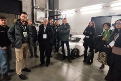 zdjęcie przedstawiające mężczyzn w warsztacie samochodowym 