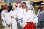 Grupa pięciorga osób w strojach ludowych, trzech panów i dwie panie.