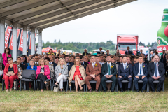 Uczestnicy dożynek siedząc pod namiotem VIP. Na zdjęciu widoczny jest bardzo liczny tłum elegancko ubranych ludzi, wśród nich, między innymi Zarząd Województwa Lubelskiego.