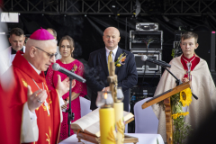Biskup pomocniczy Archidiecezji Lubelskiej ksiądz Artur Miziński podczas odprawiania mszy na rozpoczęciu dożynek. Przy tymczasowym ołtarzu stoją Marszałek Stawiarski oraz starosta dożynek Kamila Bareja.