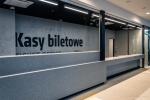 Widok na puste kasy biletowe