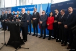 Widok na halę dworca wypełnioną kilkudziesięcioma osobami, które uczestniczą w otwarciu dworca