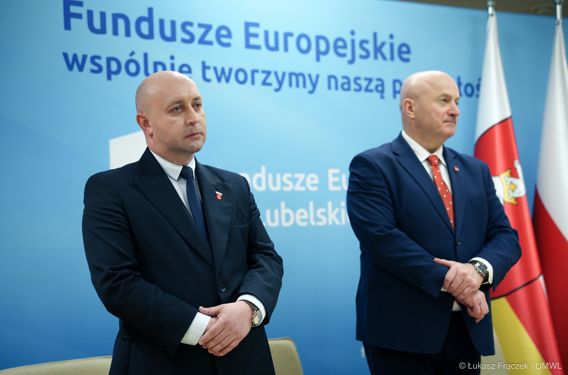 kaczka z młodymi pływające na tafli jeziora