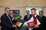 Pamiątkowe zdjęcie z organizatorami i samorządowcami zaproszonymi do współudziału w projekcie. Pierwszy w lewej: burmistrz Piask Michał Cholewa