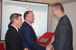 Wicemarszałkowie i Szczepan Tworek z Księżpola, laureat III miejsca w kategorii „produkcja roślinna”