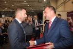 Zwycięzca kategorii „produkcja roślinna” Mariusz Sławek z Majdanu Kozic Górnych i wicemarszałek Grzegorz Kapusta