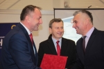 Z prawej: Dariusz Buczek z Bychawy zdobył II miejsce w kategorii „produkcja zwierzęca”