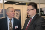 Na stoisku województwa lubelskiego, od lewej: Janusz Wawer, laureat III miejsca w kategorii „produkcja zwierzęca” w rozmowie z dyr. Sławomirem Struskim