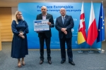 Dyrektor Anna Brzyska, Marszałek Jarosław Stawiarski i przedstawiciel Lubelskiej Szkoły Biznesu Sp. zo.o. Fundacji Rozwoju KUL